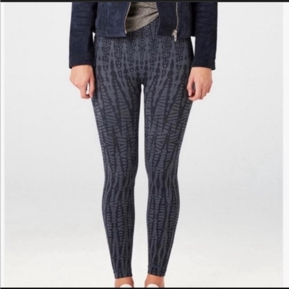 EUC Spanx Black/Gray Geometric Look at Me Now Seamless Cropped Leggings Large